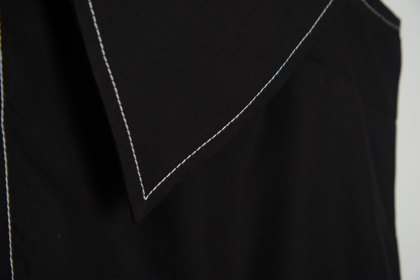 [SALE] Sleeveless Shirt with Large Lapels