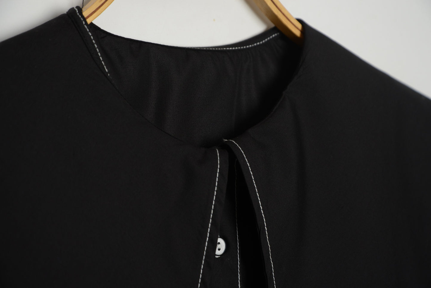 [SALE] Sleeveless Shirt with Large Lapels
